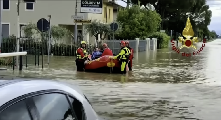 Le Nord De Litalie Frapp Par Des Inondations Meurtri Res Faisant Au