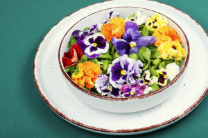 Présenter des fleurs comestibles dans notre assiette
