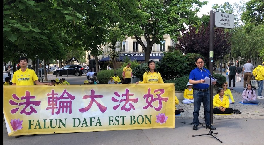 Rassemblement des pratiquants de Falun Gong à Paris pour demander au PCC de mettre fin à 25 ans de persécution
