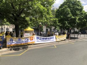 Rassemblement des pratiquants de Falun Gong à Paris pour demander au PCC de mettre fin à 25 ans de persécution