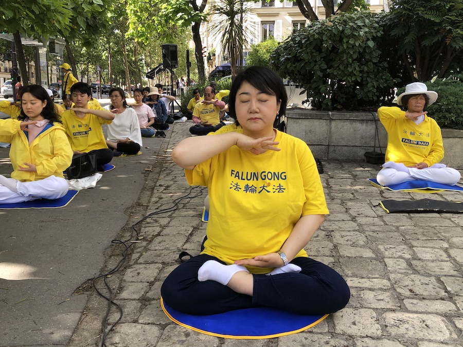 Rassemblement des pratiquants de Falun Gong à Paris pour demander au PCC de mettre fin à 25 ans de persécution
