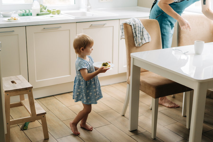 Pourquoi les gens de par le monde enlèvent-ils leurs chaussures à la maison