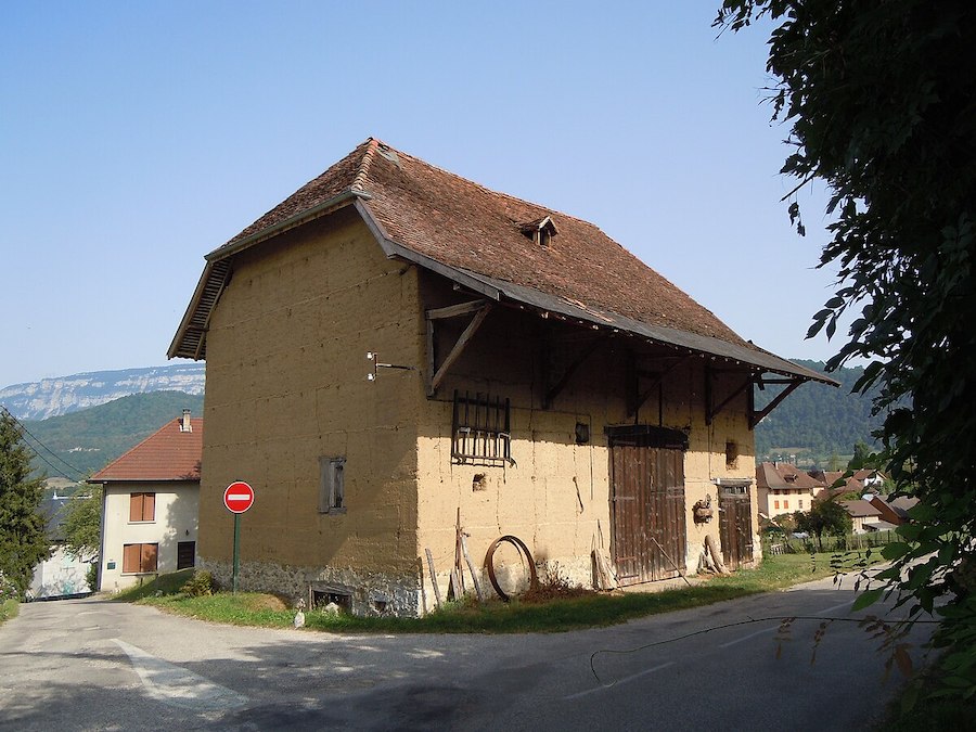 Des maisons en terre, des maisons en paille, un renouveau à développer 
