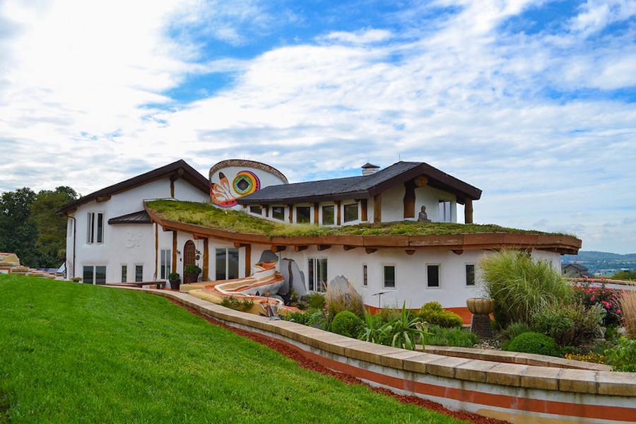 Des maisons en terre, des maisons en paille, un renouveau à développer 
