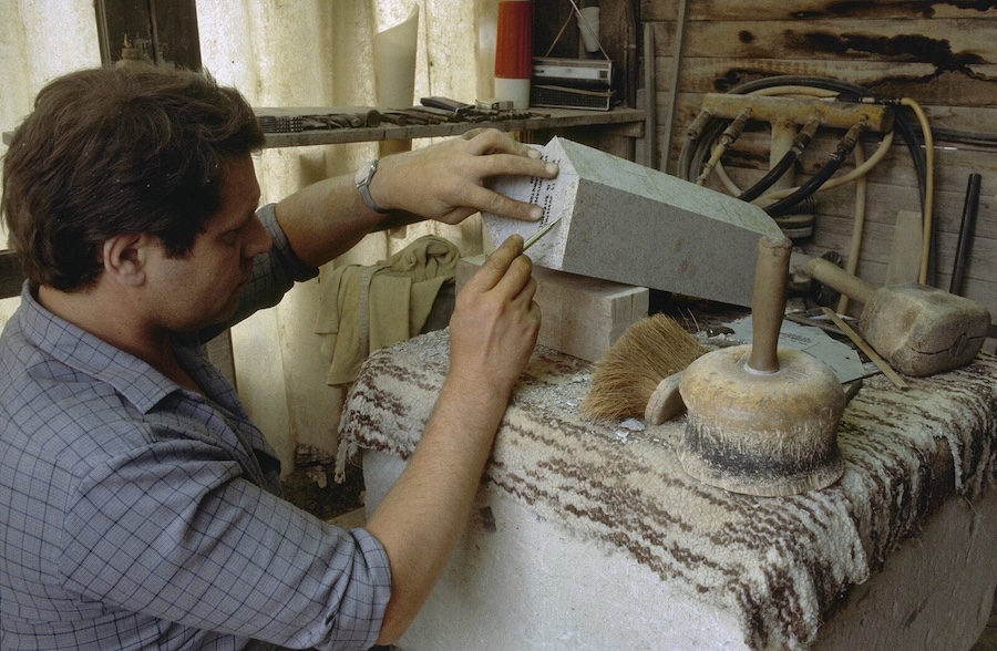 Le tailleur de pierre, indispensable artisan du plus simple édifice au plus prestigieux
