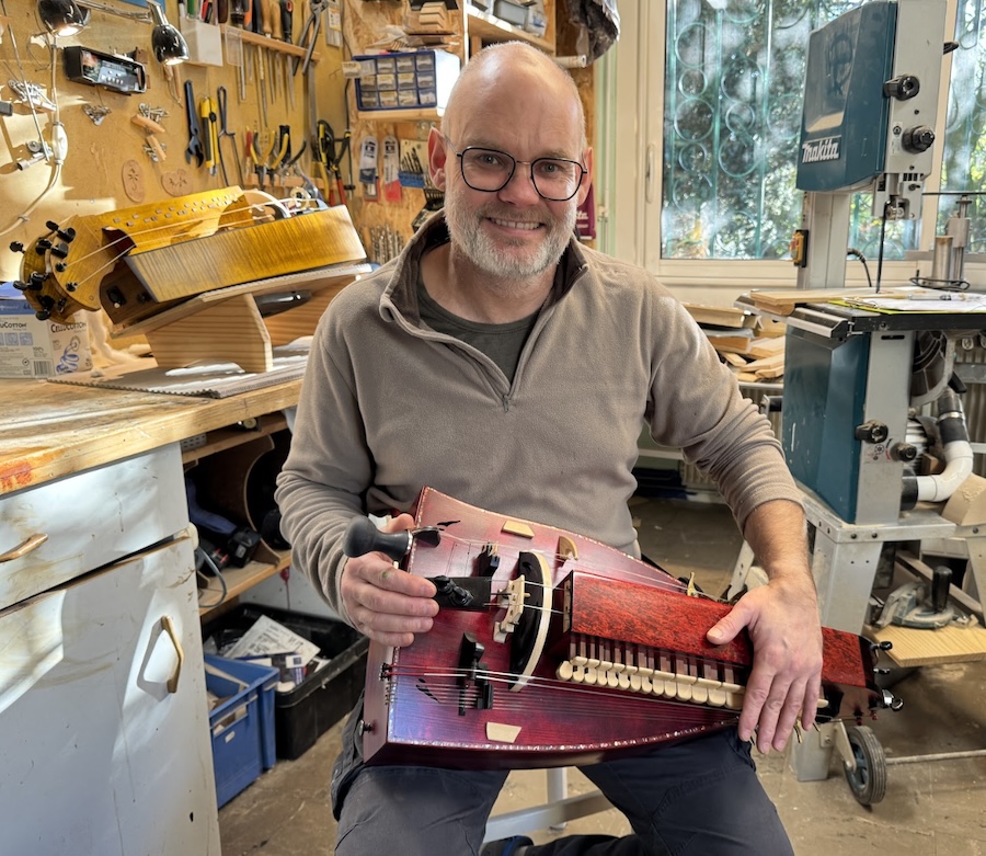 La vielle à roue : rencontre avec Sébastien Tourny, luthier français