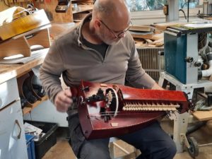 La vielle à roue : rencontre avec Sébastien Tourny, luthier français