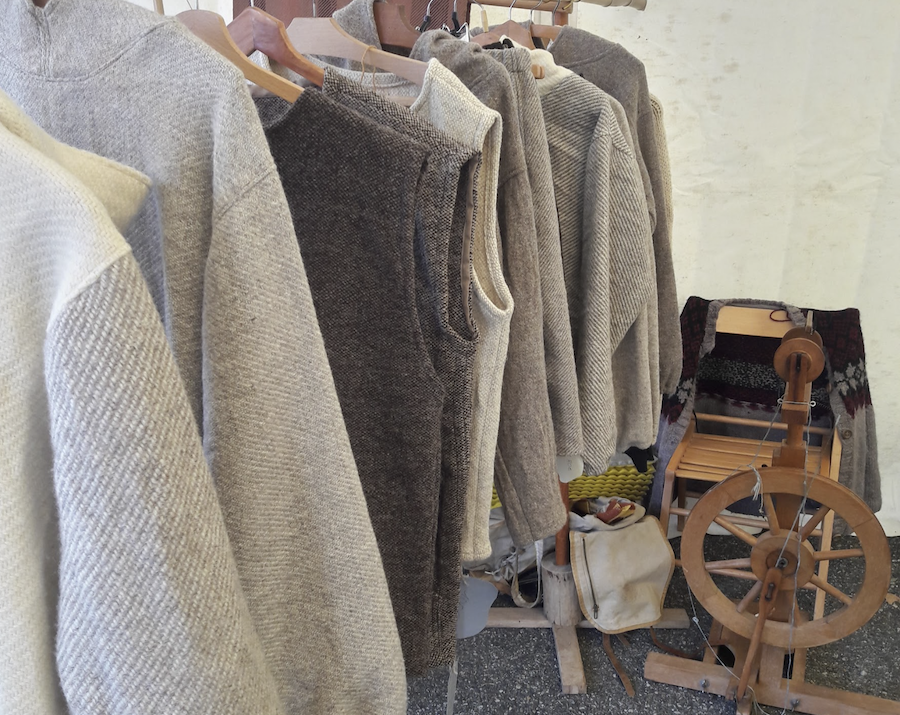 Au fil des stands, sur un marché artisanal de la laine
