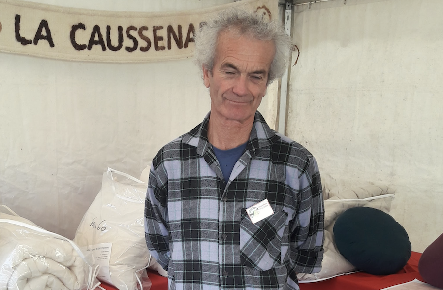 Au fil des stands, sur un marché artisanal de la laine
