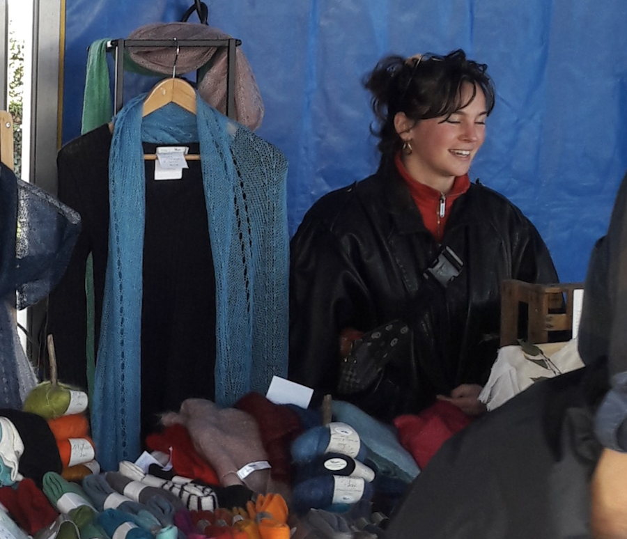 Au fil des stands, sur un marché artisanal de la laine
