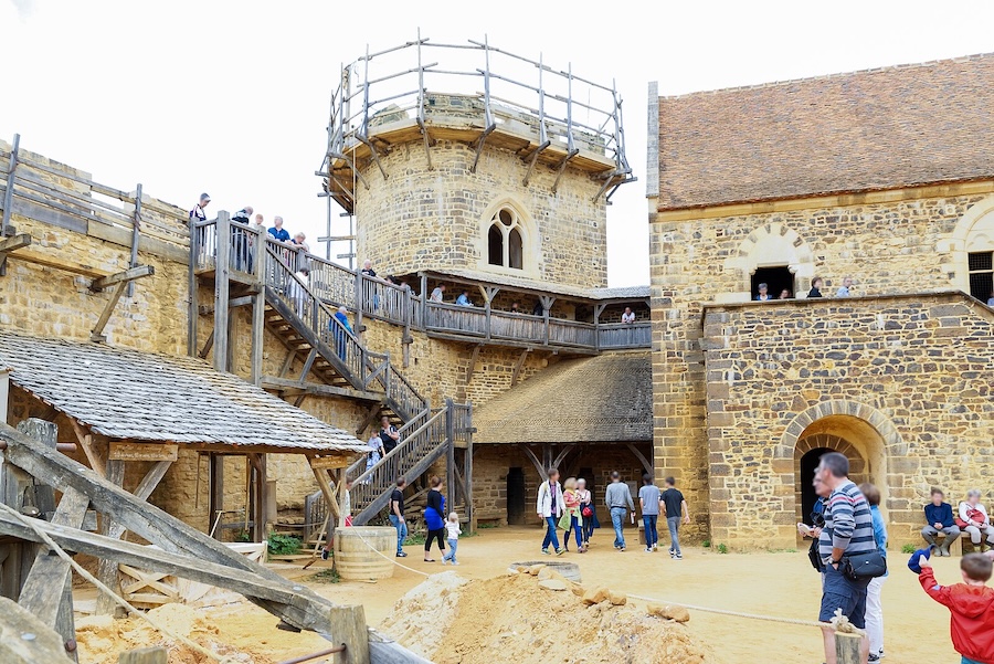 Bâtir le château de Guédelon, partager les savoir-faire et la vie du Moyen Âge
