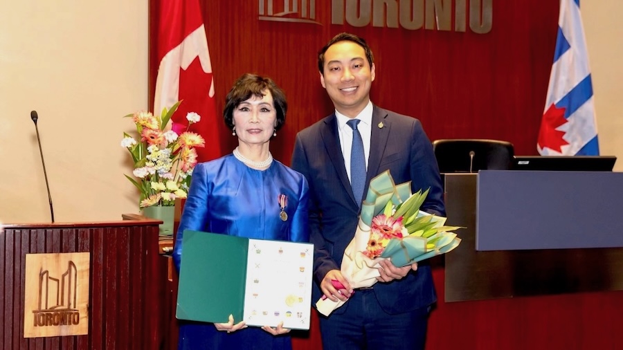 Tia Zhang, professeur au Fei Tian college, reçoit la prestigieuse médaille du couronnement du roi Charles III du Canada