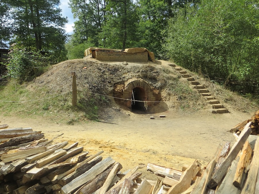 Bâtir le château de Guédelon, partager les savoir-faire et la vie du Moyen Âge
