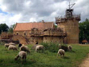 Bâtir le château de Guédelon, partager les savoir-faire et la vie du Moyen Âge