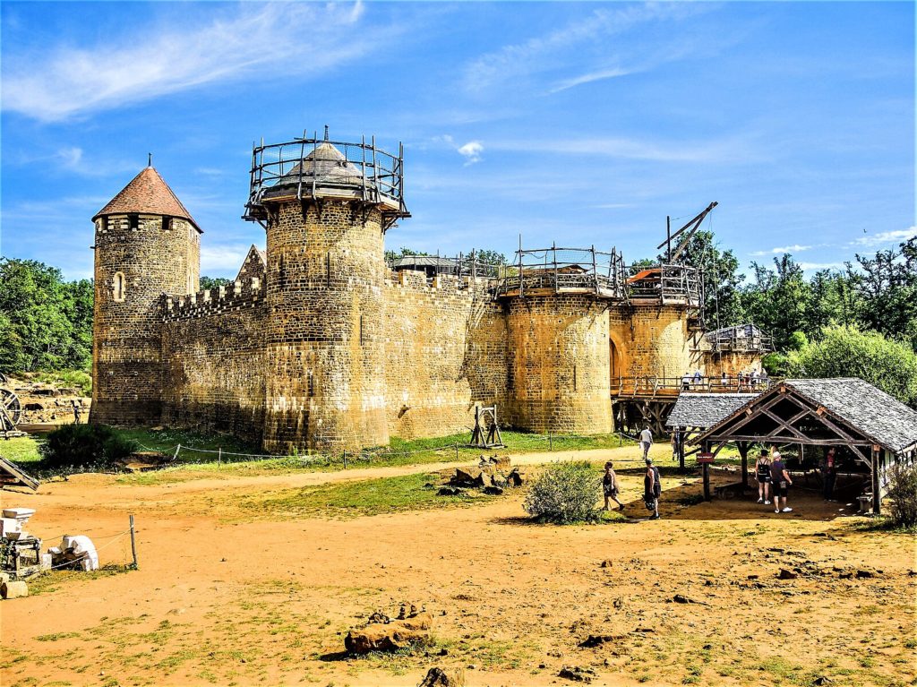 Bâtir le château de Guédelon, partager les savoir-faire et la vie du Moyen Âge
