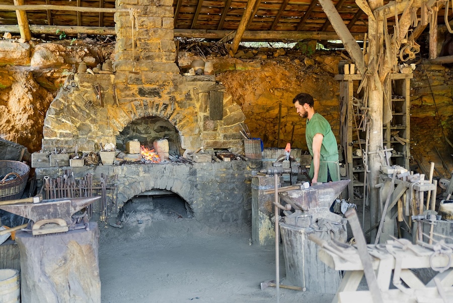 Bâtir le château de Guédelon, partager les savoir-faire et la vie du Moyen Âge
