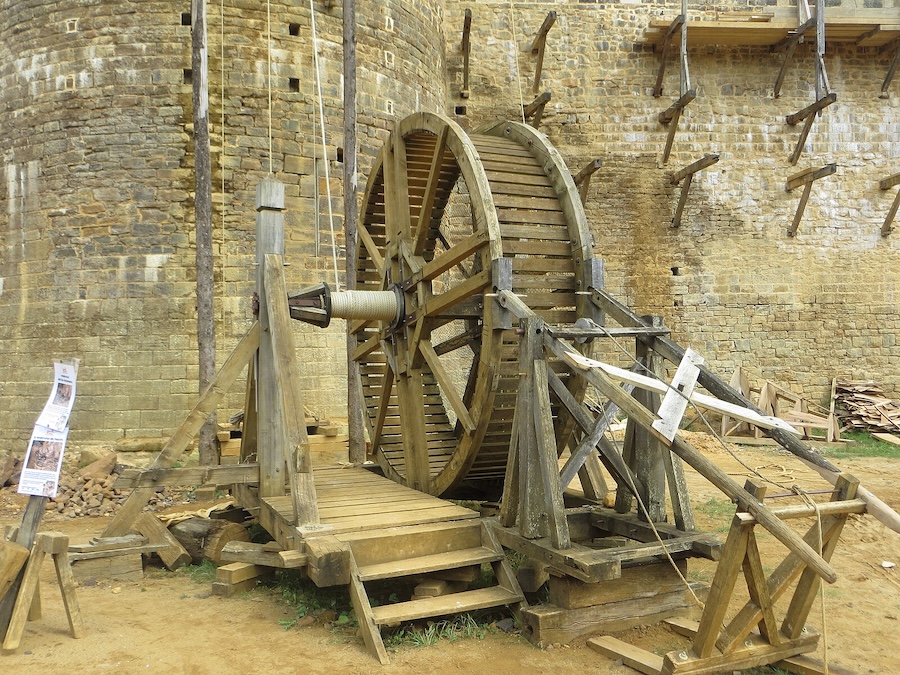 Bâtir le château de Guédelon, partager les savoir-faire et la vie du Moyen Âge
