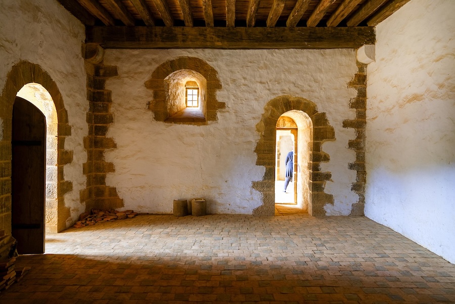 Bâtir le château de Guédelon, partager les savoir-faire et la vie du Moyen Âge
